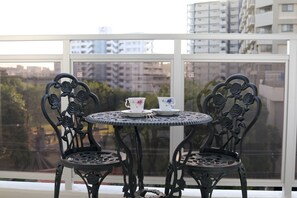 Habitación cuádruple | Escritorio, tabla de planchar con plancha, wifi gratis y ropa de cama