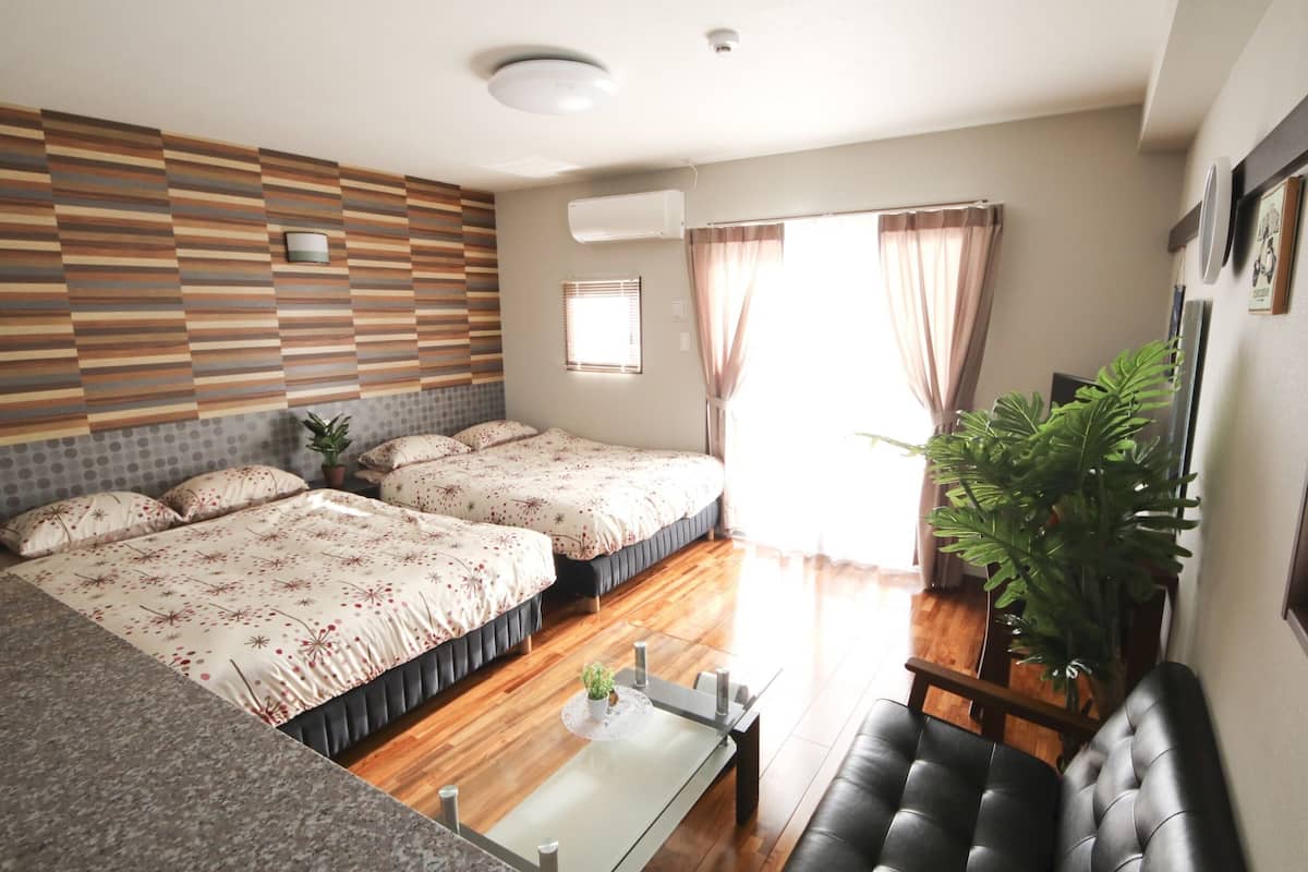 Quadruple Room | Meja, seterika/papan seterika, Wi-fi percuma, cadar katil 