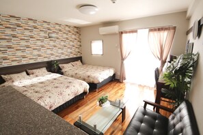 Habitació quàdruple | Escriptori, planxa i posts de planxar, wifi gratuïta i roba de llit 