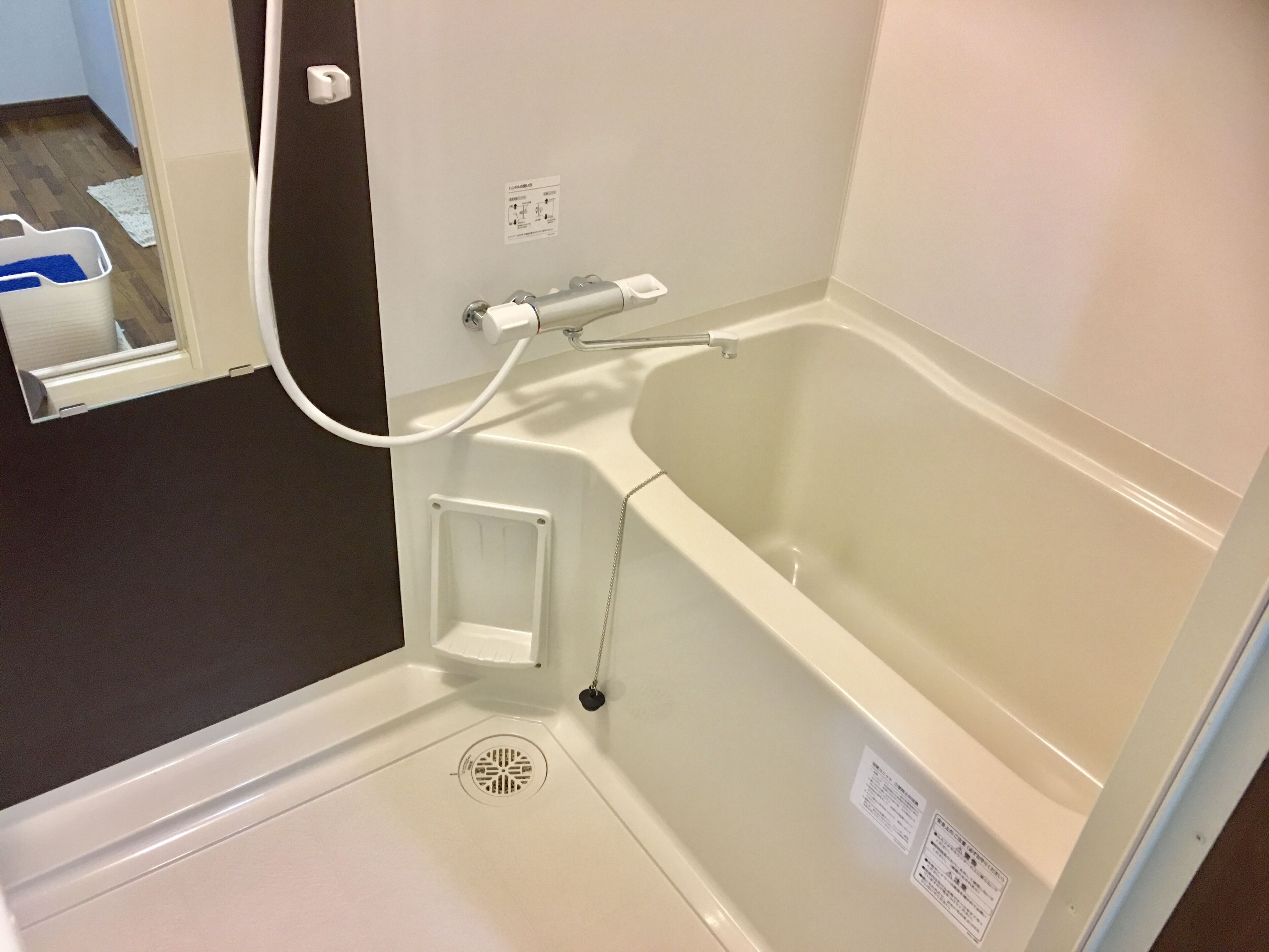 Un bagno con una vasca, una doccia e un WC.
