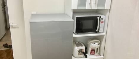 Cocina compacta con microondas integrado, cafetera y tostadora.