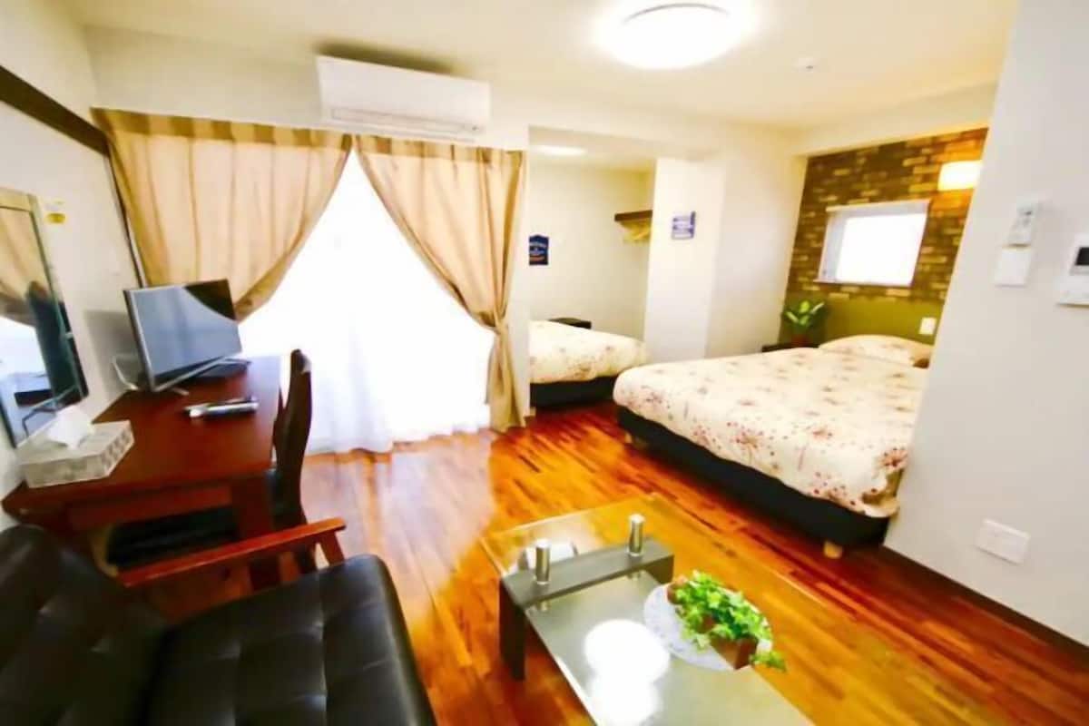 Meja, seterika/papan seterika, Wi-fi percuma, cadar katil 