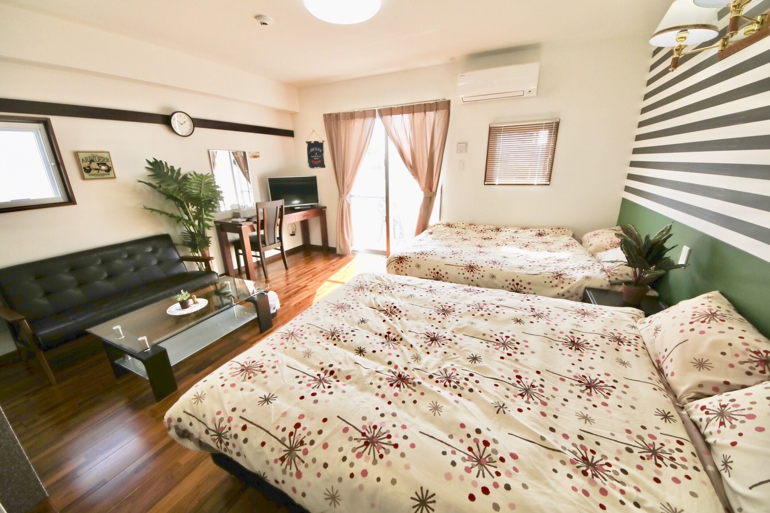 Habitación cuádruple | Escritorio, tabla de planchar con plancha, wifi gratis y ropa de cama