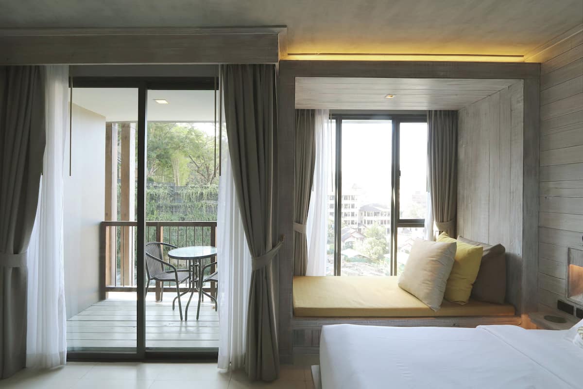 Free minibar items, in-room safe, laptop workspace, blackout curtains