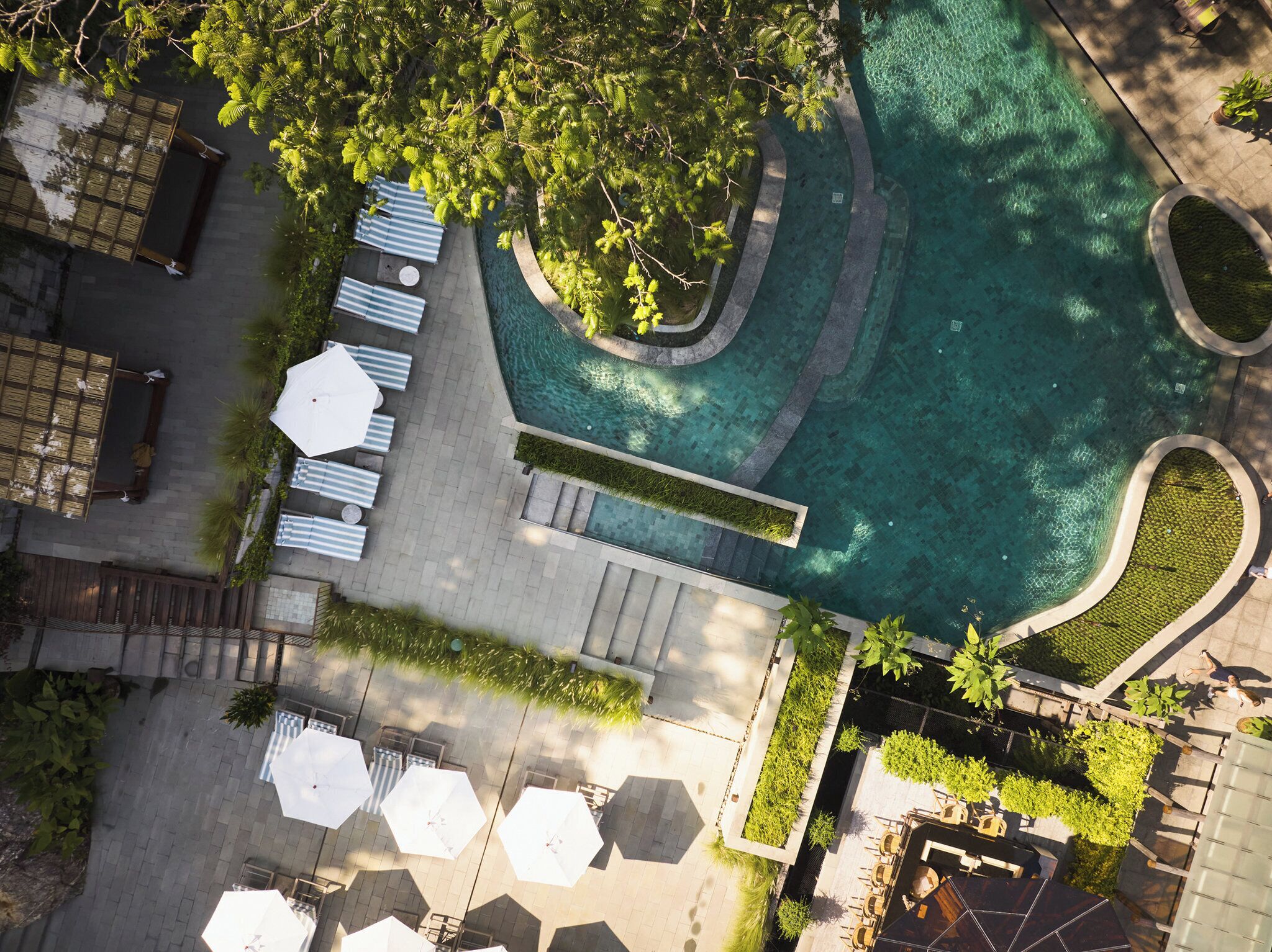 2 hồ bơi ngoài trời, dù/ô trên bãi biển/hồ bơi, ghế dài tắm nắng 