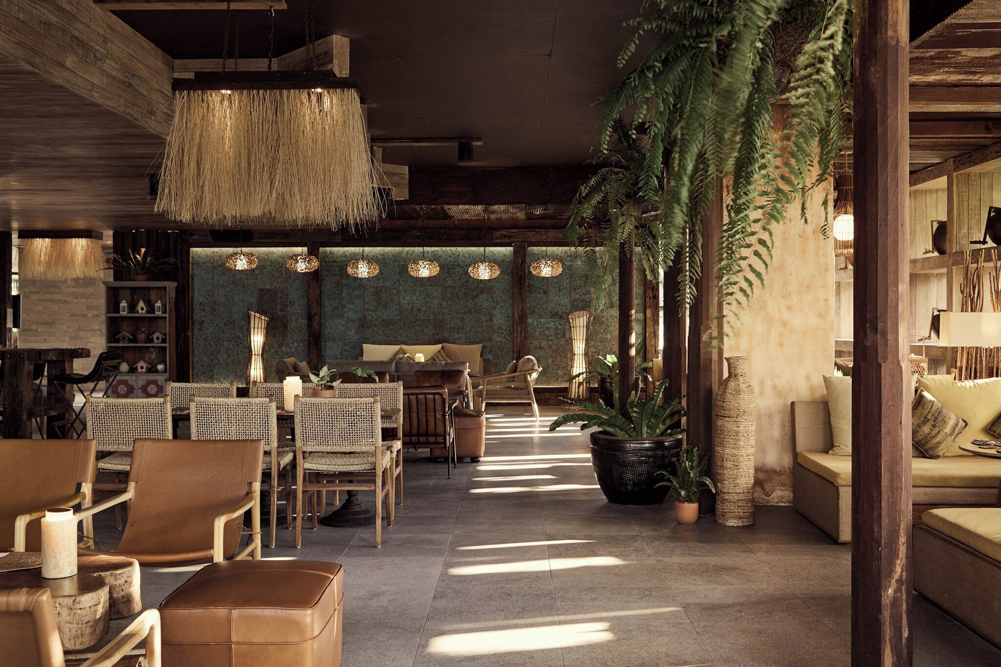 2 restaurants; breakfast, lunch and dinner served 