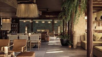 2 restaurants; breakfast, lunch and dinner served