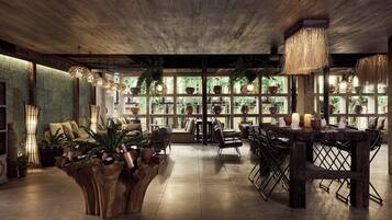2 restaurants; breakfast, lunch and dinner served