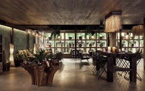 2 restaurants servant le petit déjeuner, le déjeuner et le dîner