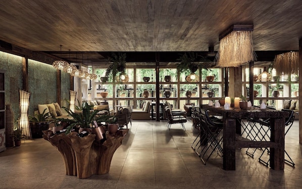 2 restaurants, breakfast, lunch, dinner served; international cuisine