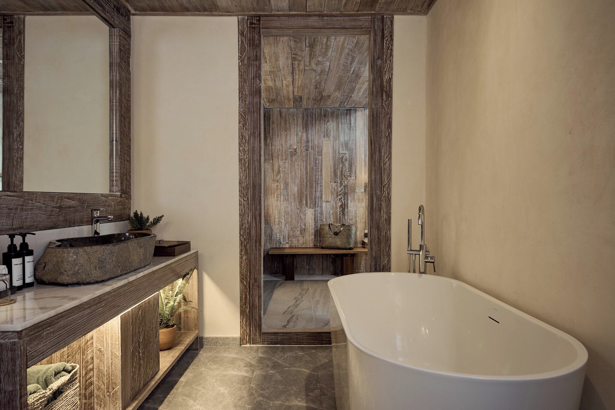 Suite, 1 King Bed, Non Smoking (Dinso) | Bathroom | Designer toiletries, hair dryer, slippers, bidet