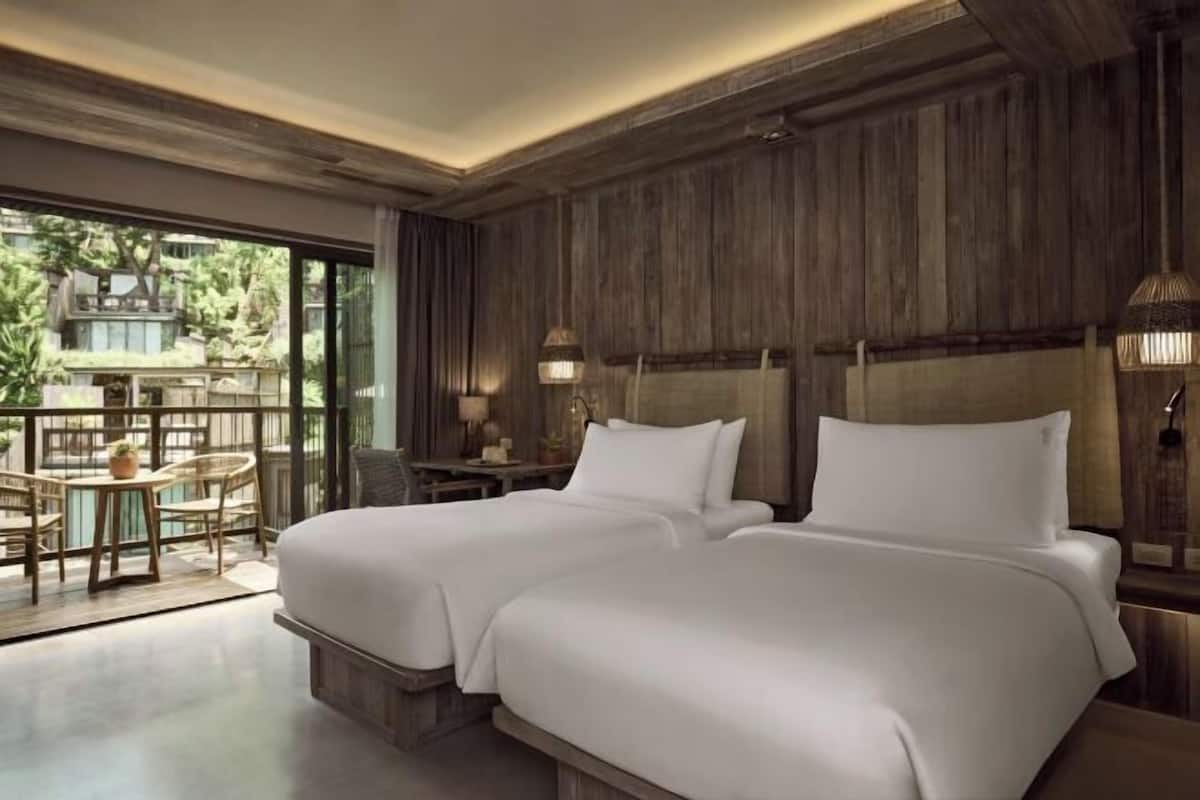 1 bedroom, free minibar items, in-room safe, laptop workspace