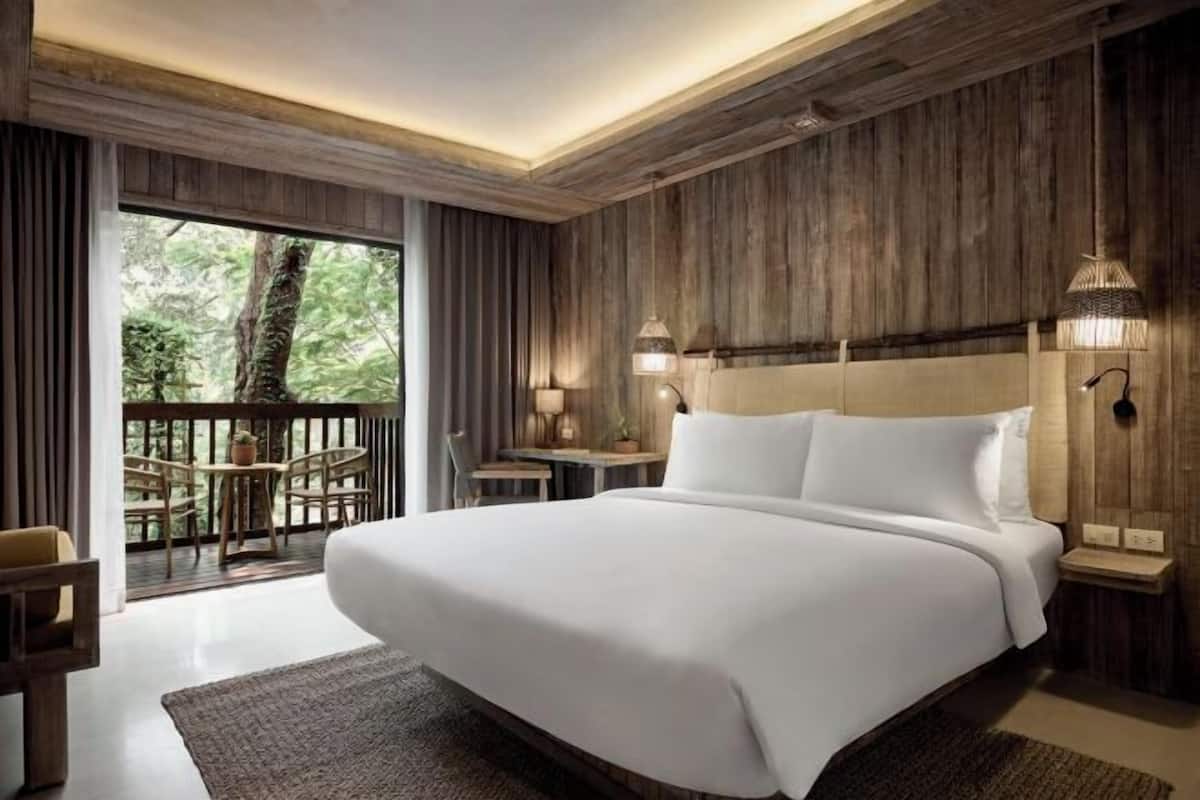 Free minibar items, in-room safe, laptop workspace, blackout curtains