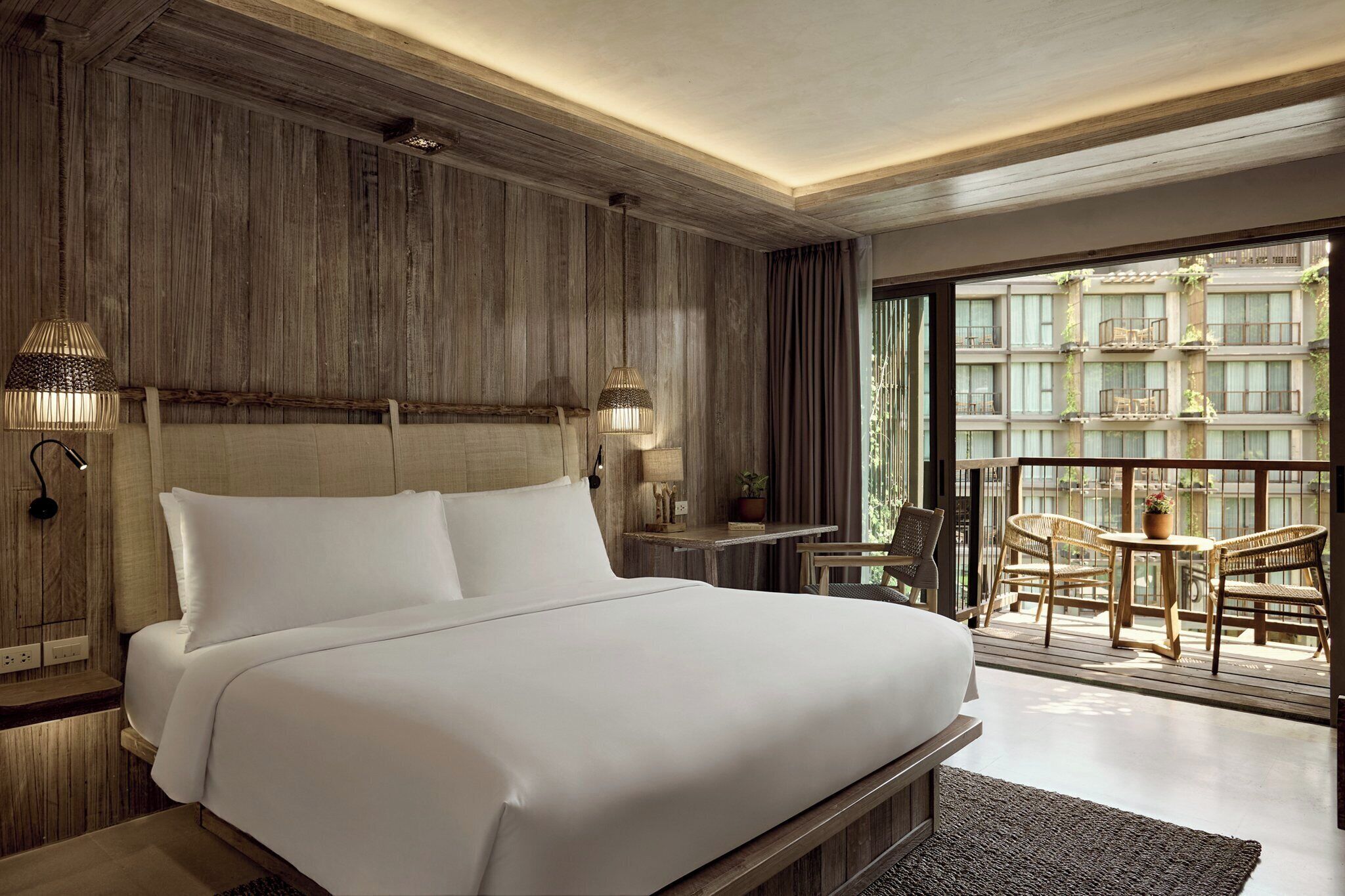 Premium kamer, 1 kingsize bed, uitzicht op zwembad | Een minibar met enkele gratis items, een kluis op de kamer