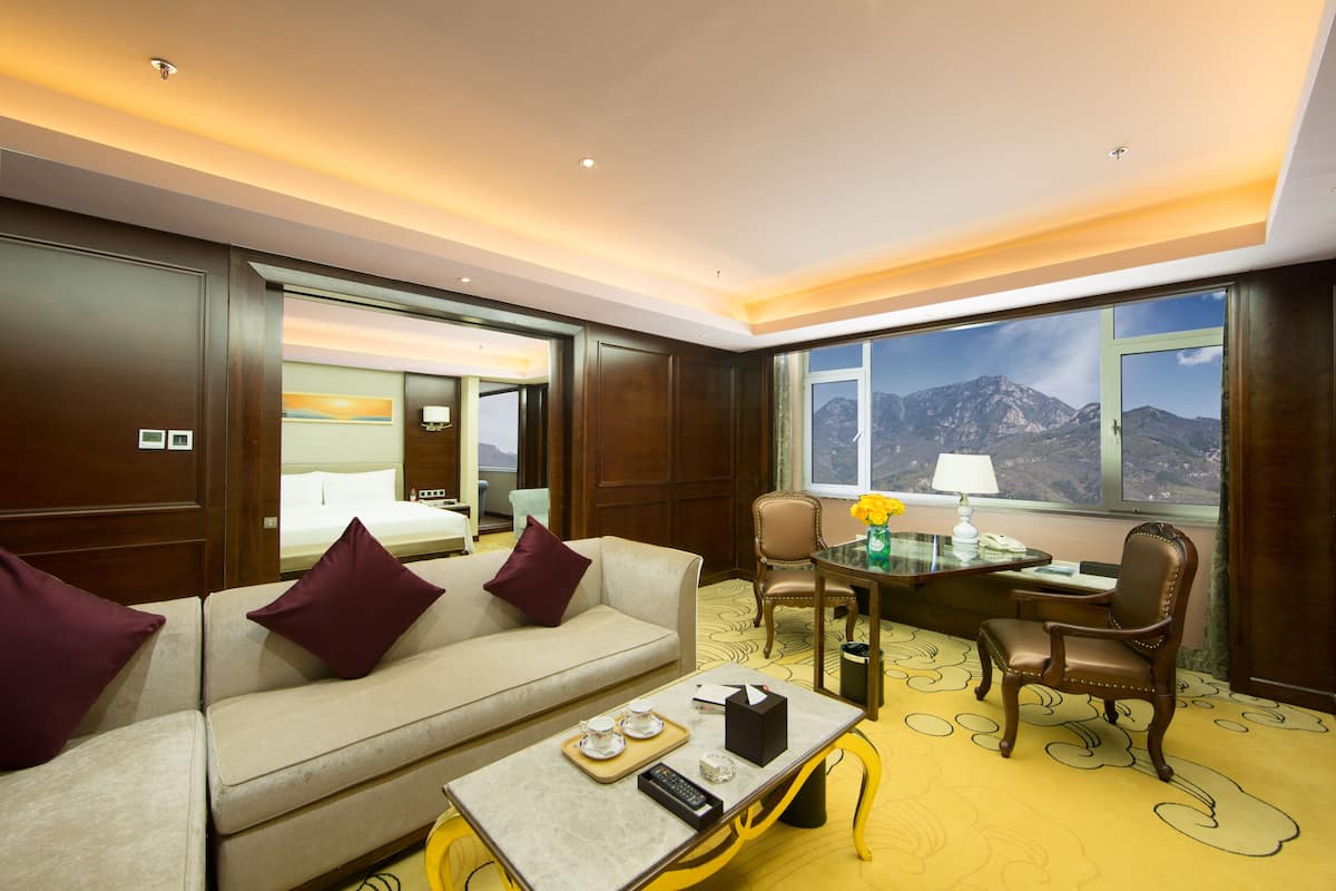 Presidentiële suite | Luxe beddengoed, een minibar, individueel gedecoreerd, een bureau
