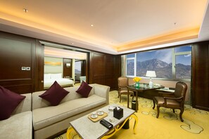 Suite presidencial | Ropa de cama de alta calidad, minibar y decoración personalizada