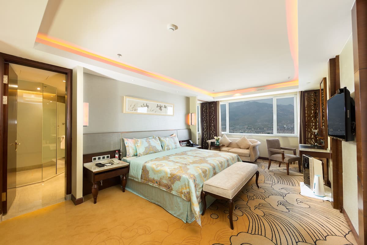 Deluxe suite (with Mountain View) | Luxe beddengoed, een minibar, individueel gedecoreerd, een bureau