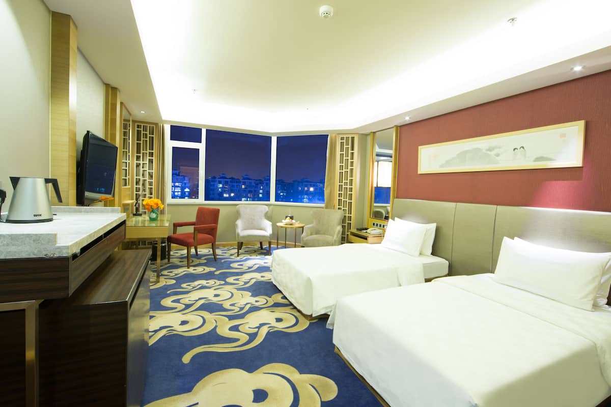 Deluxe Twin kamer | Luxe beddengoed, een minibar, individueel gedecoreerd, een bureau