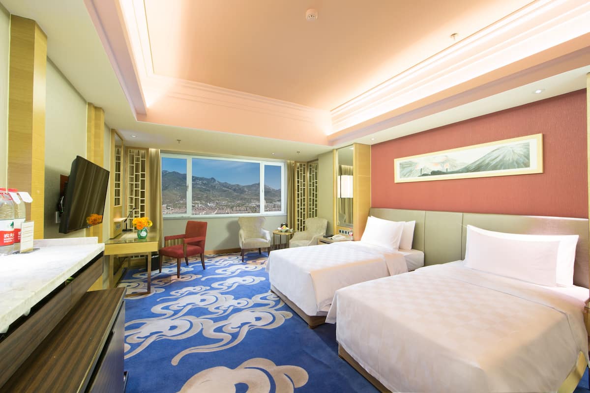 Deluxe Twin kamer (with Mountain View) | Luxe beddengoed, een minibar, individueel gedecoreerd, een bureau