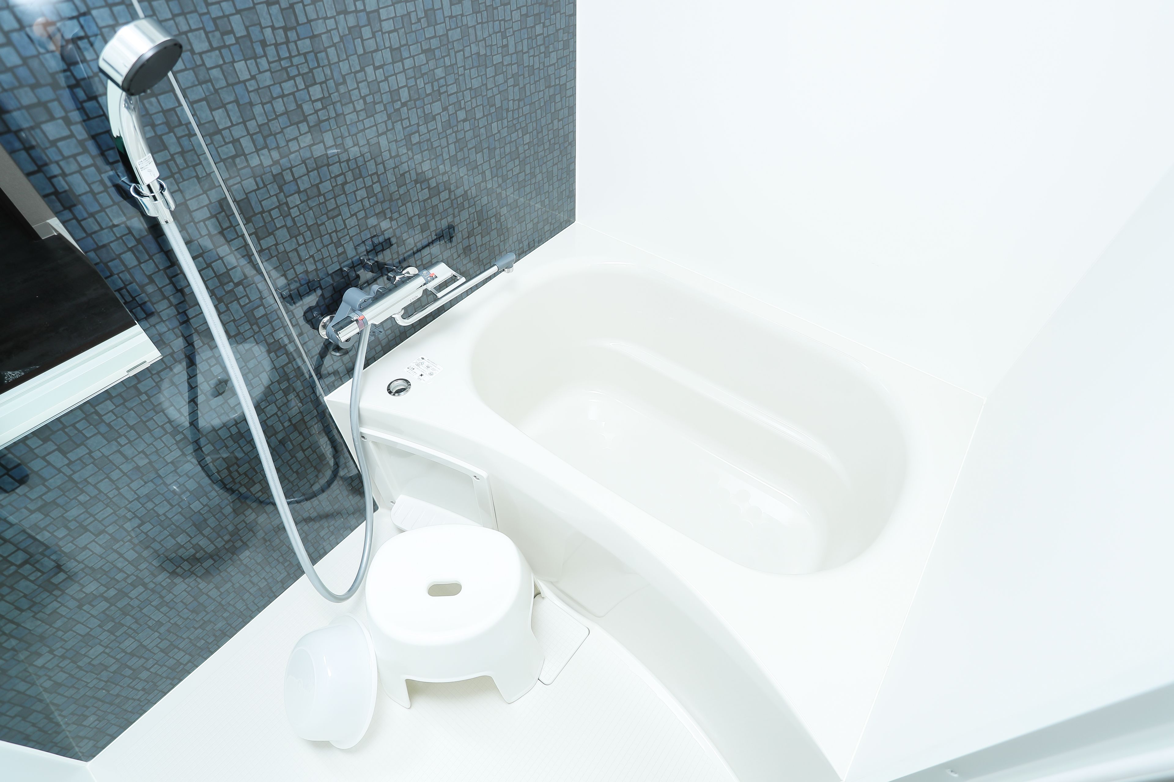 シャワー付き浴槽、バスアメニティ (無料)、ヘアドライヤー、スリッパ