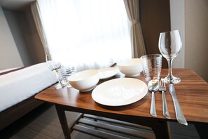 デラックス 4 人部屋 (5 ppl room) | 客室内のダイニングエリア