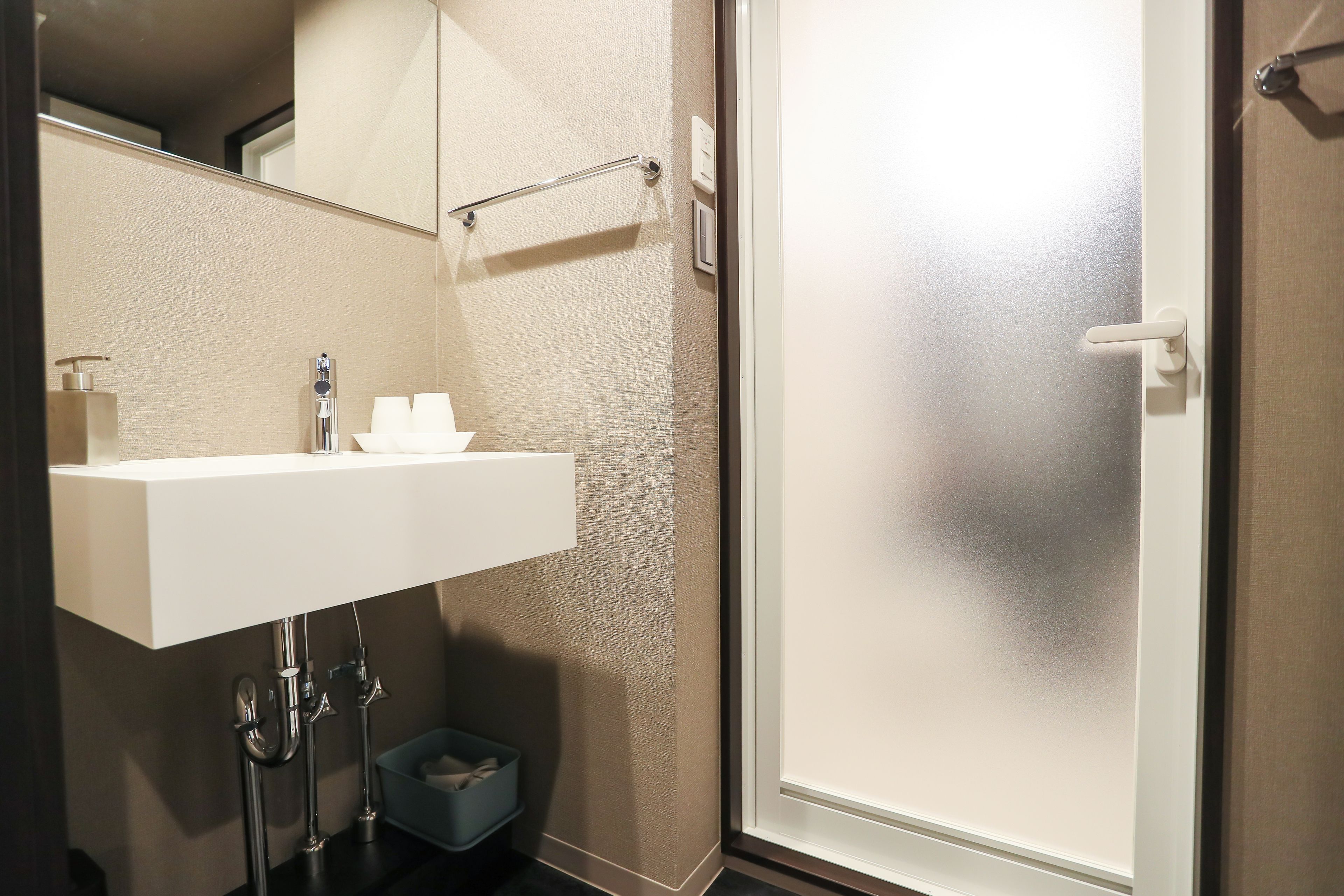Combined shower/bathtub, free toiletries, hair dryer, slippers