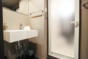 Combined shower/tub, free toiletries, hair dryer, slippers