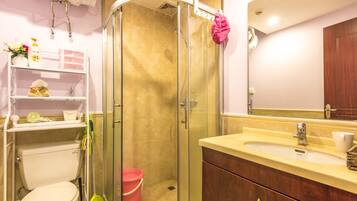 Habitació estàndard, 1 llit de matrimoni | Bany | Dutxa, articles de tocador gratuïts, assecador de cabells i sabatilles