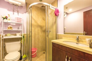 Habitación estándar, 1 cama de matrimonio | Baño | Ducha, artículos de higiene personal gratuitos y secador de pelo