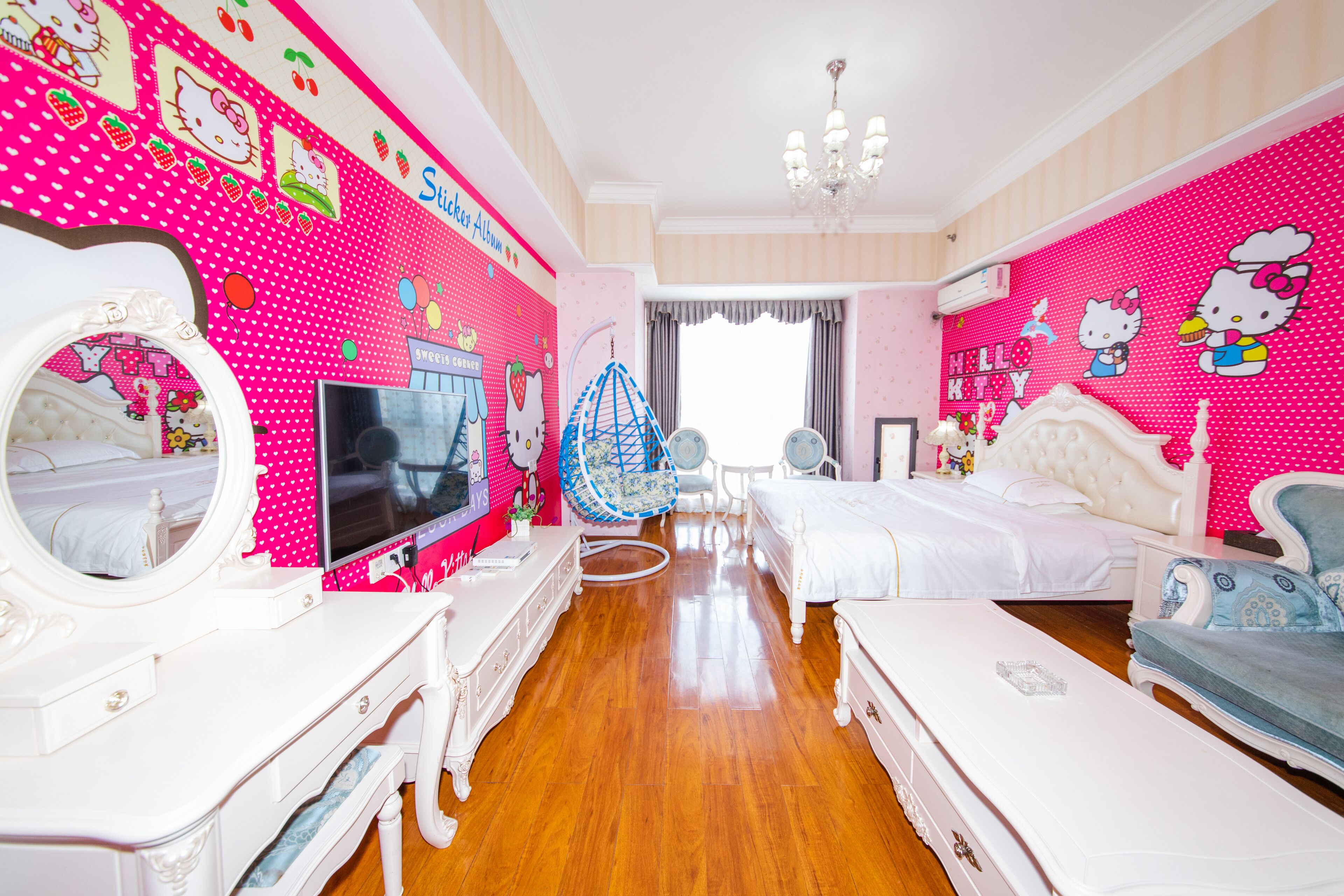Un dormitorio con decoración rosa que incluye una cama, un tocador con espejo, un televisor y un sillón colgante.
