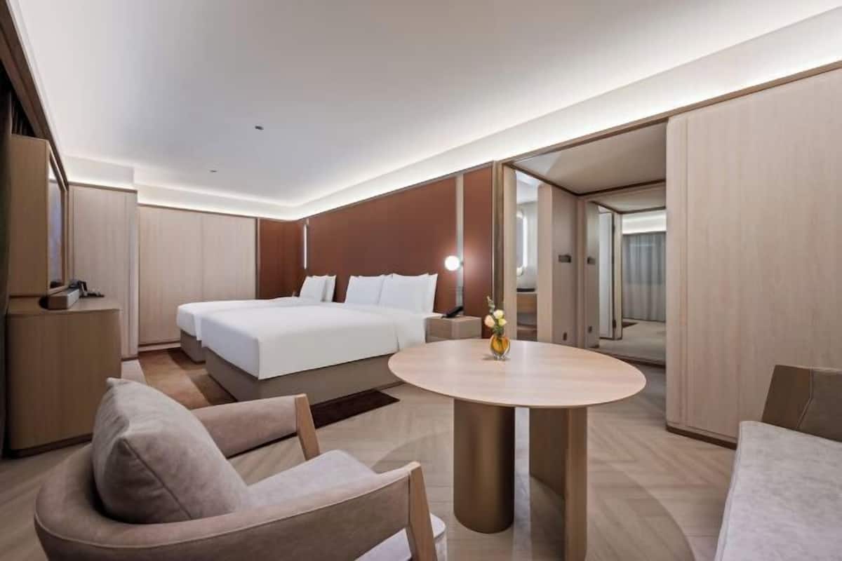Minibar, escritorio, cortinas blackout y wifi gratis