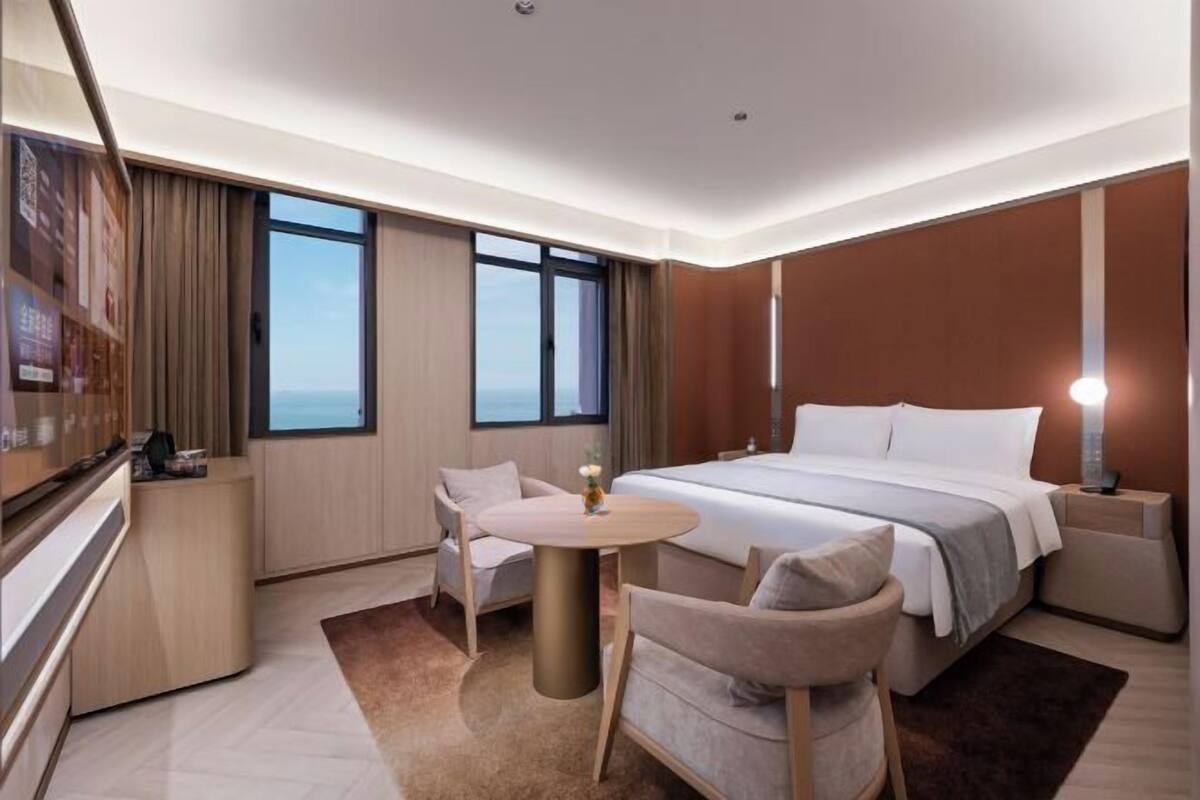 Minibar, escritorio, cortinas blackout y wifi gratis