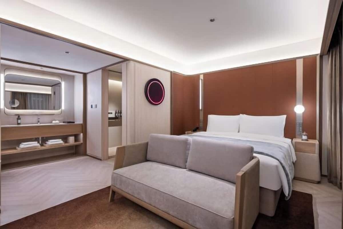 Minibar, escritorio, cortinas blackout y wifi gratis