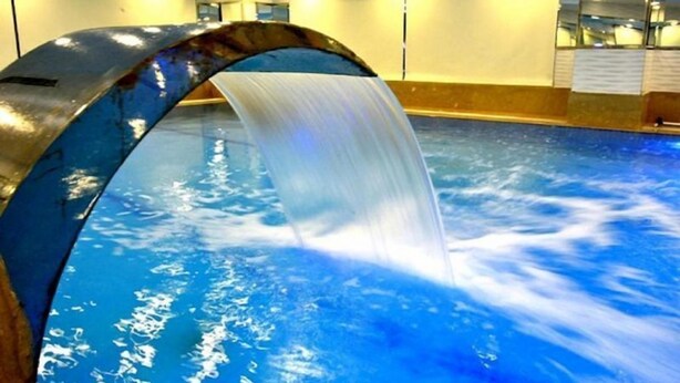 Una piscina amb cascada.