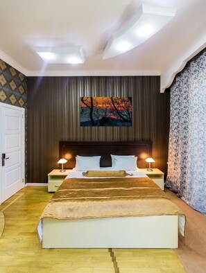 Phòng Suite Deluxe | Minibar, bàn, bàn ủi/dụng cụ ủi quần áo 