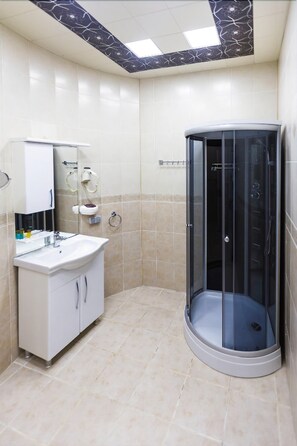 Shower, free toiletries, hair dryer, slippers - Vania Hotel (Baku)
