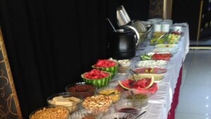 Una taula de buffet amb diversos plats i una estació de cafè.