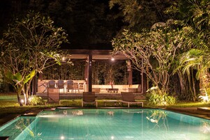 2 εξωτερικές πισίνες, ξαπλώστρες