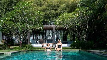 2 outdoor pools, sun loungers