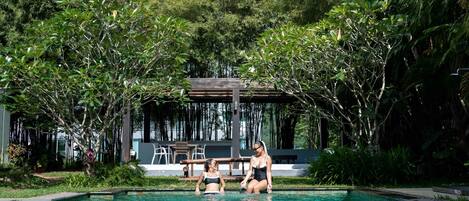 2 piscinas al aire libre, sillones reclinables de piscina