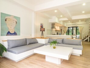 55-inch Smart TV with cable channels, TV - Isara Khao Lak (Takua Pa)