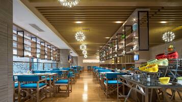 Se sirven desayunos, almuerzos y cenas; cocina local e internacional