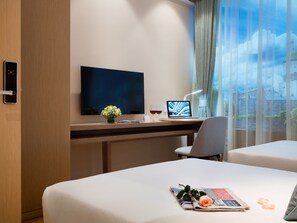 Superior-værelse med 2 enkeltsenge | Minibar, pengeskab på værelset, skrivebord, mørklægningsgardiner