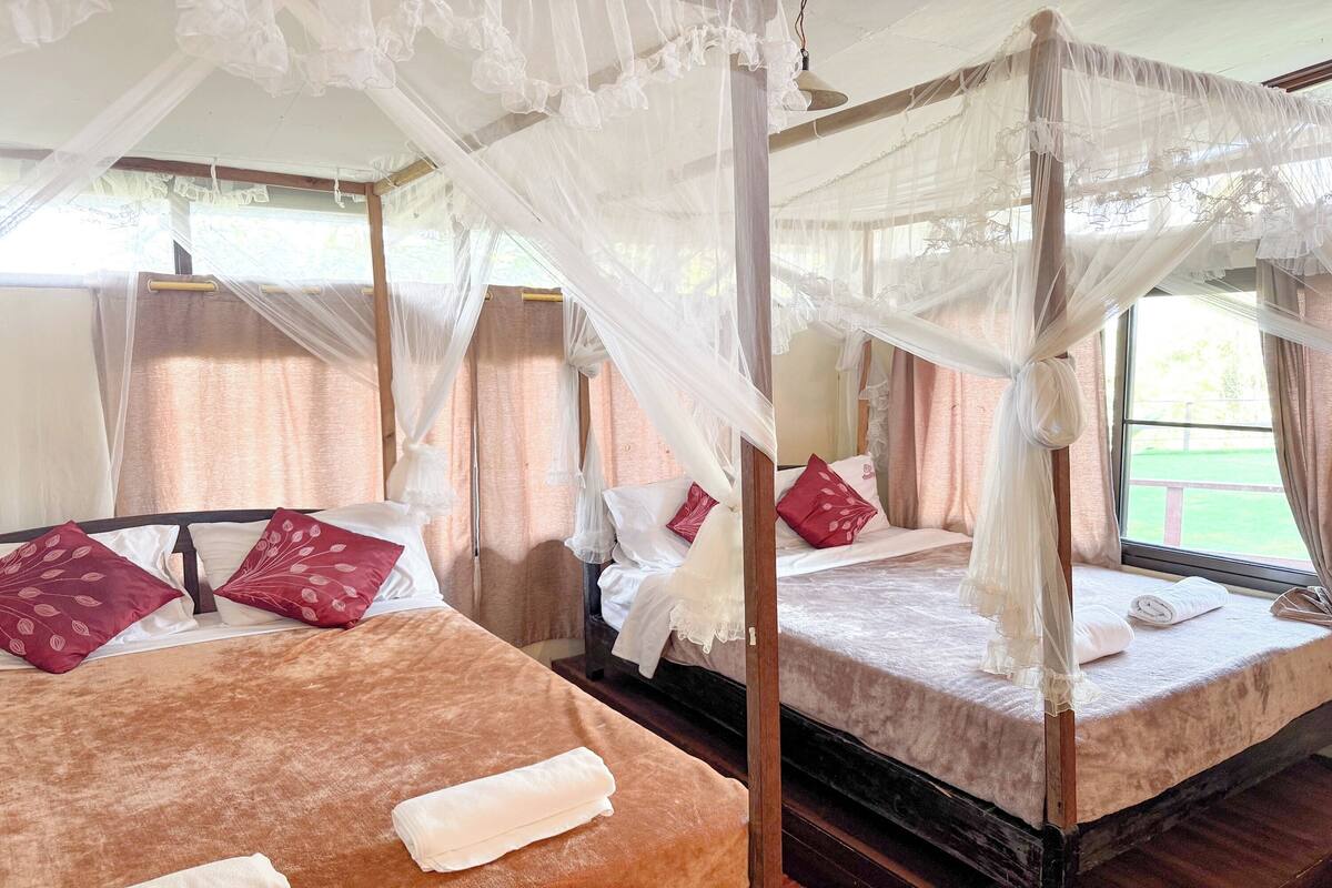 Royal Room | Desk, rollaway beds (surcharge), WiFi (free), bed sheets