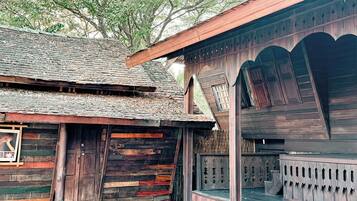 Suite | Desk, rollaway beds, free WiFi, bed sheets