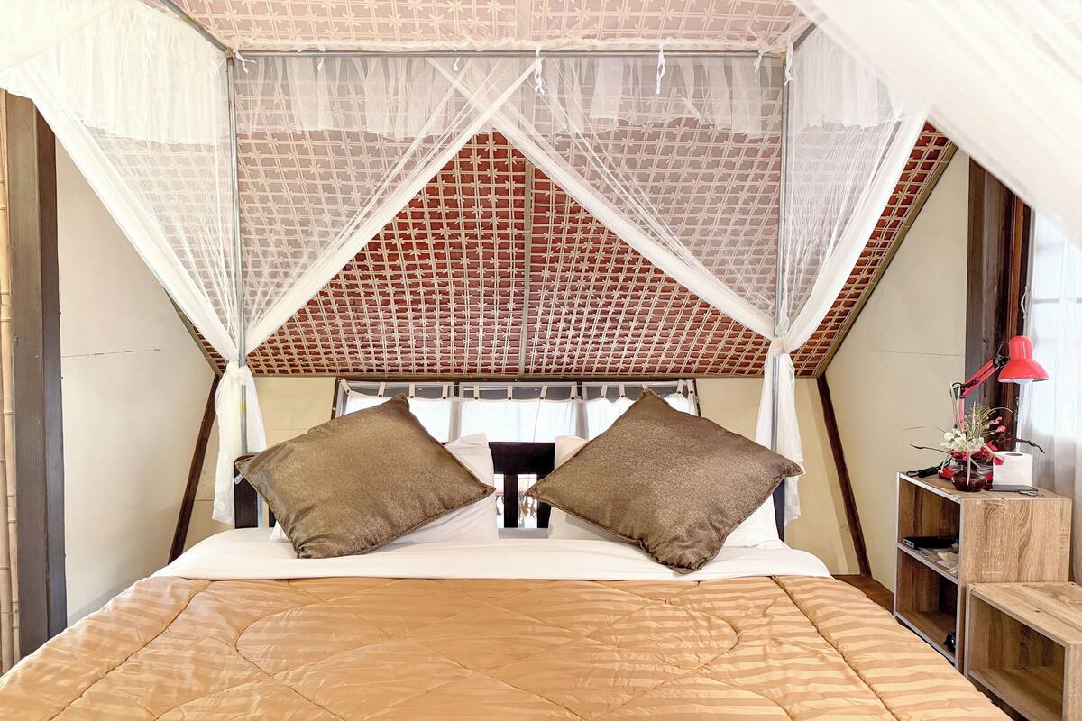Premier Double Room | Desk, rollaway beds (surcharge), WiFi (free), bed sheets