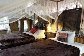 Habitación Deluxe con 2 camas individuales | Escritorio, camas supletorias, wifi gratis y ropa de cama