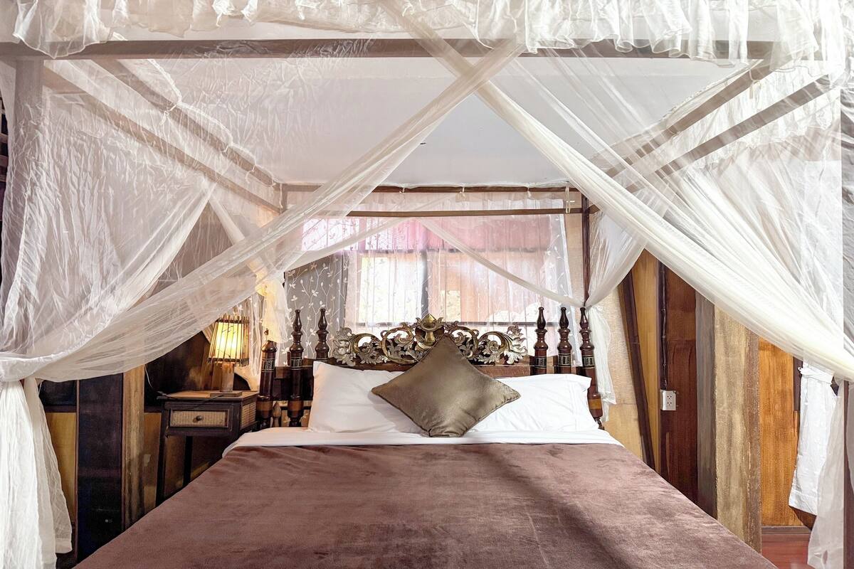 Desk, rollaway beds (surcharge), WiFi (free), bed sheets