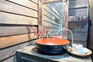 تجهيزات دش، دُش غزير، مستلزمات مجانية للعناية الشخصية، خف للقدمين