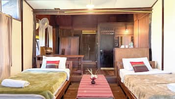 Royal Room | Desk, rollaway beds, free WiFi, bed sheets